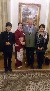 Sayoko édesanyjának és testvérének látogatása népviseletben